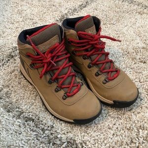 (Like new!) Women’s Columbia Hiking Boots 🥾